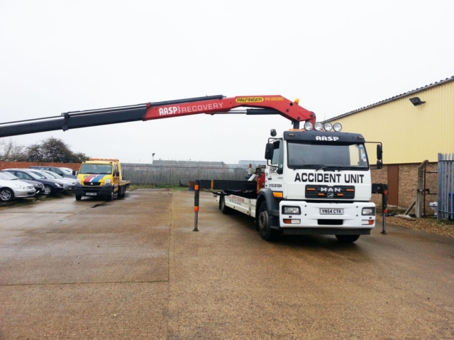 Recovery crane with arm extended